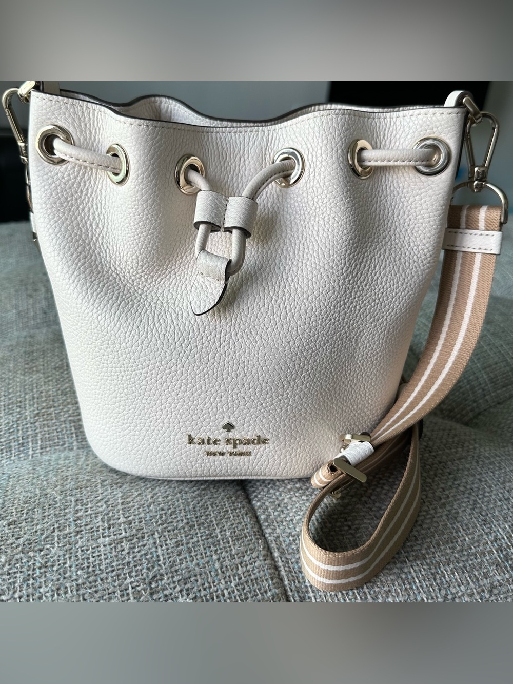 Kate Spade NY Pebbled Leather Drawstring Bucket Bag in Parchment/Beige wGold EUC